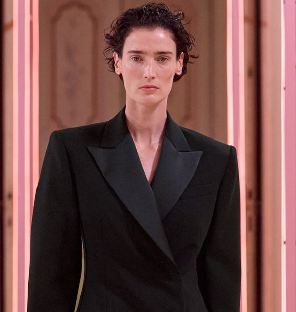 &#x3A0;&#x3CE;&#x3C2; &#x3B7; Elisabetta Franchi &#x3B5;&#x3C0;&#x3B1;&#x3BD;&#x3B1;&#x3C0;&#x3C1;&#x3BF;&#x3C3;&#x3B4;&#x3B9;&#x3BF;&#x3C1;&#x3AF;&#x3B6;&#x3B5;&#x3B9; &#x3B3;&#x3B9;&#x3B1; &#x3C4;&#x3B7;&#x3BD; &#x3BA;&#x3BF;&#x3BC;&#x3C8;&#x3CC;&#x3C4;&#x3B7;&#x3C4;&#x3B1; &#x3BC;&#x3AD;&#x3C3;&#x3B1; &#x3B1;&#x3C0;&#x3CC; &#x3C4;&#x3B7;&#x3BD; SS26 &#x3C3;&#x3C5;&#x3BB;&#x3BB;&#x3BF;&#x3B3;&#x3AE;