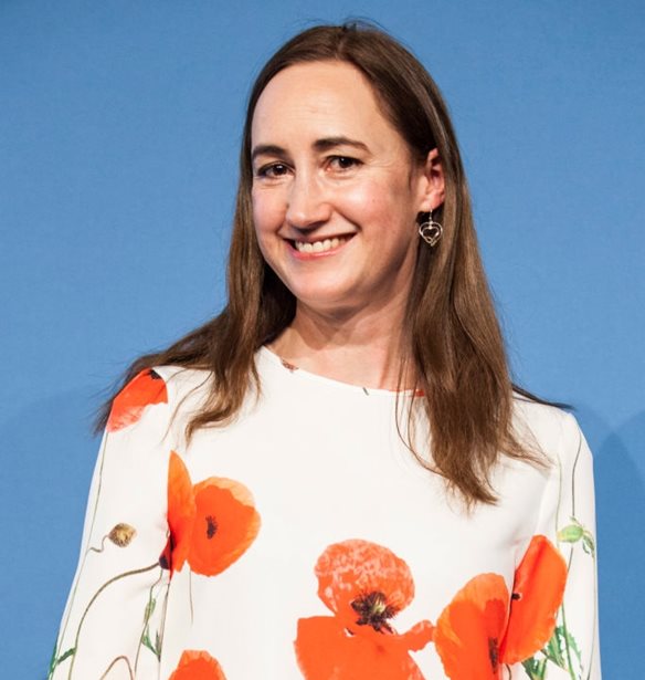 Sophie Kinsella | &#x388;&#x3C6;&#x3C5;&#x3B3;&#x3B5; &#x3B1;&#x3C0;&#x3CC; &#x3C4;&#x3B7; &#x3B6;&#x3C9;&#x3AE; &#x3B7; &#x3C3;&#x3C5;&#x3B3;&#x3B3;&#x3C1;&#x3B1;&#x3C6;&#x3AD;&#x3B1;&#x3C2; &#x3C0;&#x3AF;&#x3C3;&#x3C9; &#x3B1;&#x3C0;&#x3CC; &#x3C4;&#x3B7;&#x3BD; best seller &#x3C3;&#x3B5;&#x3B9;&#x3C1;&#x3AC; &quot;Confessions of a Shopaholic&quot;