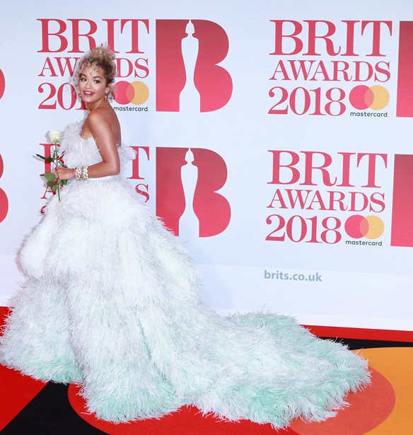 Brit Awards 2018 | &#x39F;&#x3B9; &#x3BB;&#x3B5;&#x3C0;&#x3C4;&#x3BF;&#x3BC;&#x3AD;&#x3C1;&#x3B5;&#x3B9;&#x3B5;&#x3C2; &#x3C0;&#x3BF;&#x3C5; &#x3BE;&#x3B5;&#x3C7;&#x3C9;&#x3C1;&#x3AF;&#x3C3;&#x3B1;&#x3BC;&#x3B5; &#x3C3;&#x3C4;&#x3BF; &#x3C6;&#x3B5;&#x3C4;&#x3B9;&#x3BD;&#x3CC; red carpet