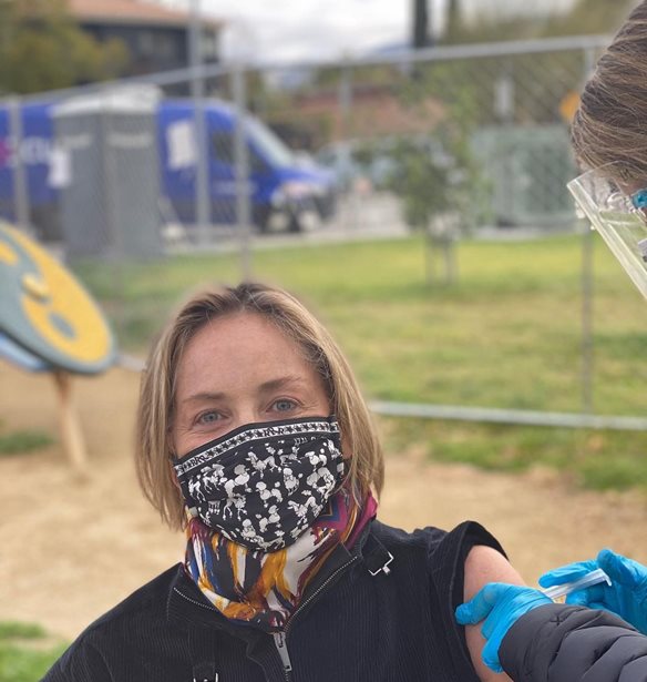 Vaxxie | H &#x3BD;&#x3AD;&#x3B1; &#x3C4;&#x3AC;&#x3C3;&#x3B7; &#x3C3;&#x3C4;&#x3B9;&#x3C2; selfies &#x3B5;&#x3AF;&#x3BD;&#x3B1;&#x3B9; covid safe