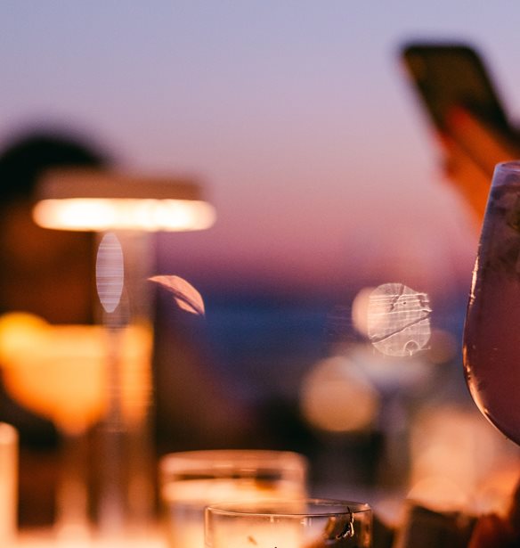 Ανακάλυψα την καλύτερη ταράτσα της Αθηναϊκής Ριβιέρας με την πιο μαγευτική θέα