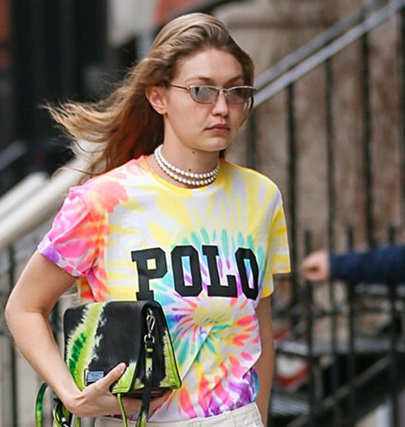 Tie-dye: 4 celebrities σου δείχνουν πώς να το φορέσεις