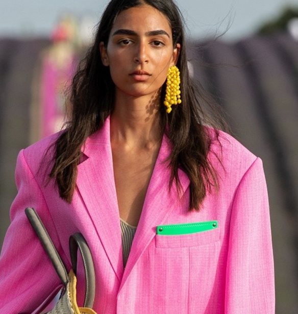 Pretty in Pink! &#x39F; Jacquemus &#x3BB;&#x3B1;&#x3BD;&#x3C3;&#x3AC;&#x3C1;&#x3B5;&#x3B9; &#x3BC;&#x3AF;&#x3B1; &#x3C6;&#x3B1;&#x3BD;&#x3C4;&#x3B1;&#x3C3;&#x3C4;&#x3B9;&#x3BA;&#x3AE; &#x3C3;&#x3C5;&#x3BB;&#x3BB;&#x3BF;&#x3B3;&#x3AE; &#x3B3;&#x3B9;&#x3B1; &#x3C4;&#x3B1; &#x3A7;&#x3C1;&#x3B9;&#x3C3;&#x3C4;&#x3BF;&#x3CD;&#x3B3;&#x3B5;&#x3BD;&#x3BD;&#x3B1;