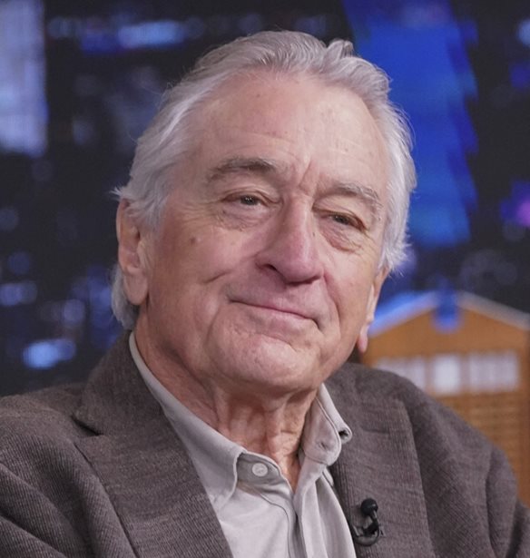 Robert de Niro | &#x397; &#x3BC;&#x3B9;&#x3BA;&#x3C1;&#x3AE; &#x3BA;&#x3CC;&#x3C1;&#x3B7; &#x3C4;&#x3BF;&#x3C5; Gia &#x3BA;&#x3BB;&#x3AD;&#x3B2;&#x3B5;&#x3B9; &#x3C4;&#x3B7;&#x3BD; &#x3C0;&#x3B1;&#x3C1;&#x3AC;&#x3C3;&#x3C4;&#x3B1;&#x3C3;&#x3B7; &#x3C3;&#x3B5; &#x3BC;&#x3B9;&#x3B1; &#x3C3;&#x3C0;&#x3AC;&#x3BD;&#x3B9;&#x3B1; &#x3AD;&#x3BE;&#x3BF;&#x3B4;&#x3BF;