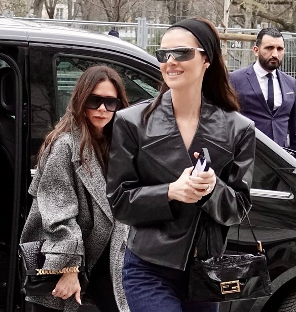 Victoria Beckham - Nicola Peltz | &#x397; &#x3C6;&#x3C9;&#x3C4;&#x3BF;&#x3B3;&#x3C1;&#x3B1;&#x3C6;&#x3AF;&#x3B1; &#x3C0;&#x3BF;&#x3C5; &#x3B4;&#x3B7;&#x3BC;&#x3B9;&#x3BF;&#x3C5;&#x3C1;&#x3B3;&#x3B5;&#x3AF; &#x3B5;&#x3C1;&#x3C9;&#x3C4;&#x3B7;&#x3BC;&#x3B1;&#x3C4;&#x3B9;&#x3BA;&#x3AC; &#x3B3;&#x3B9;&#x3B1; &#x3C4;&#x3B7;&#x3BD; &#x3C3;&#x3C7;&#x3AD;&#x3C3;&#x3B7; &#x3B1;&#x3BD;&#x3AC;&#x3BC;&#x3B5;&#x3C3;&#x3AC; &#x3C4;&#x3BF;&#x3C5;&#x3C2;