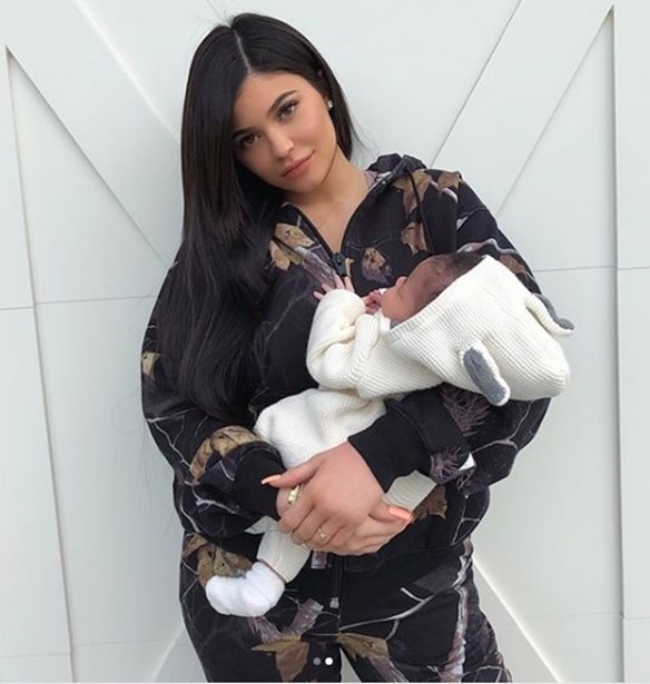 Kylie Jenner | &#x3A4;&#x3B7; &#x3C3;&#x3C5;&#x3BB;&#x3BB;&#x3BF;&#x3B3;&#x3AE; &#x3C0;&#x3B1;&#x3C0;&#x3BF;&#x3C5;&#x3C4;&#x3C3;&#x3B9;&#x3CE;&#x3BD; &#x3C4;&#x3B7;&#x3C2; Stormi &#x3C4;&#x3B7;&#x3BD; &#x3B6;&#x3B7;&#x3BB;&#x3B5;&#x3CD;&#x3BF;&#x3C5;&#x3BC;&#x3B5; &#x3B1;&#x3BA;&#x3CC;&#x3BC;&#x3B7; &#x3BA;&#x3B1;&#x3B9; &#x3BC;&#x3B5;&#x3B9;&#x3C2;!