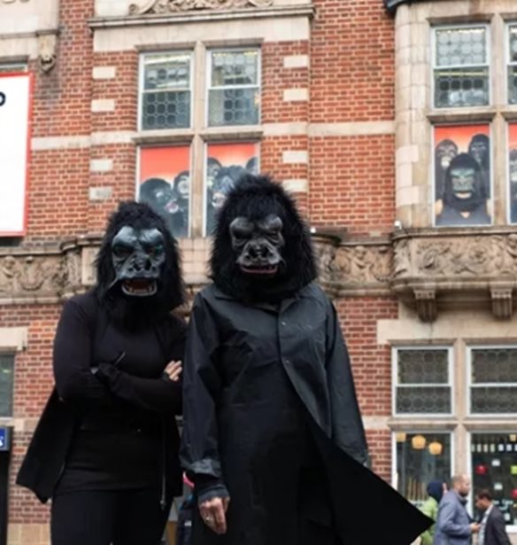 Guerrilla Girls | &quot;&#x39F; &#x3BA;&#x3B1;&#x3BB;&#x3CD;&#x3C4;&#x3B5;&#x3C1;&#x3BF;&#x3C2; &#x3C4;&#x3C1;&#x3CC;&#x3C0;&#x3BF;&#x3C2; &#x3BD;&#x3B1; &#x3BA;&#x3AC;&#x3BD;&#x3B5;&#x3B9;&#x3C2; &#x3B1;&#x3BA;&#x3C4;&#x3B9;&#x3B2;&#x3B9;&#x3C3;&#x3BC;&#x3CC; &#x3B5;&#x3AF;&#x3BD;&#x3B1;&#x3B9; &#x3BD;&#x3B1; &#x3BD;&#x3B9;&#x3CE;&#x3B8;&#x3B5;&#x3B9;&#x3C2; &#x3C4;&#x3B1;&#x3C5;&#x3C4;&#x3CC;&#x3C7;&#x3C1;&#x3BF;&#x3BD;&#x3B1; &#x3C7;&#x3B1;&#x3C1;&#x3BF;&#x3CD;&#x3BC;&#x3B5;&#x3BD;&#x3BF;&#x3C2; &#x3BA;&#x3B1;&#x3B9; &#x3B5;&#x3BE;&#x3B1;&#x3B3;&#x3C1;&#x3B9;&#x3C9;&#x3BC;&#x3AD;&#x3BD;&#x3BF;&#x3C2;&quot;