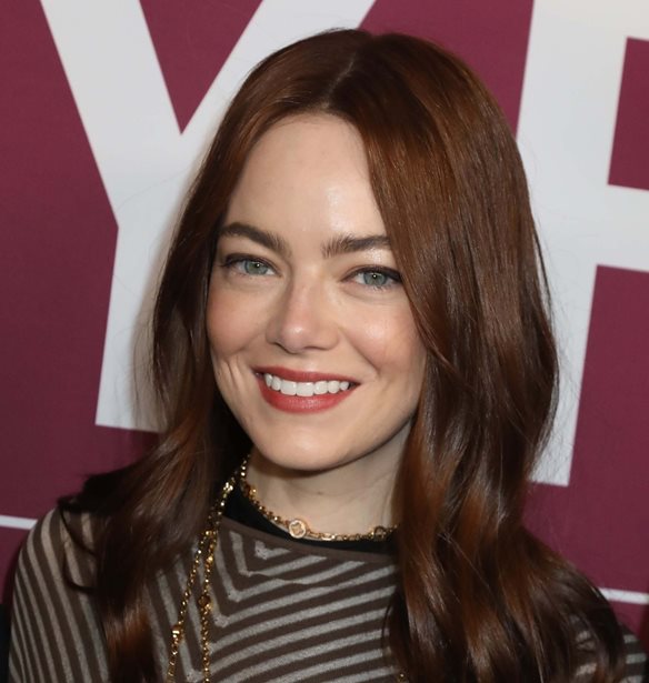 Emma Stone | &#x39F; &#x393;&#x3B9;&#x3CE;&#x3C1;&#x3B3;&#x3BF;&#x3C2; &#x39B;&#x3AC;&#x3BD;&#x3B8;&#x3B9;&#x3BC;&#x3BF;&#x3C2; &#x3C4;&#x3B7;&#x3BD; &#x3AD;&#x3B2;&#x3B1;&#x3BB;&#x3B5; &#x3BD;&#x3B1; &#x3BE;&#x3C5;&#x3C1;&#x3AF;&#x3C3;&#x3B5;&#x3B9; &#x3C4;&#x3BF; &#x3BA;&#x3B5;&#x3C6;&#x3AC;&#x3BB;&#x3B9; &#x3C4;&#x3B7;&#x3C2; &#x3B3;&#x3B9;&#x3B1; &#x3C4;&#x3B7; &#x3BD;&#x3AD;&#x3B1; &#x3C4;&#x3BF;&#x3C5;&#x3C2; &#x3C4;&#x3B1;&#x3B9;&#x3BD;&#x3AF;&#x3B1;