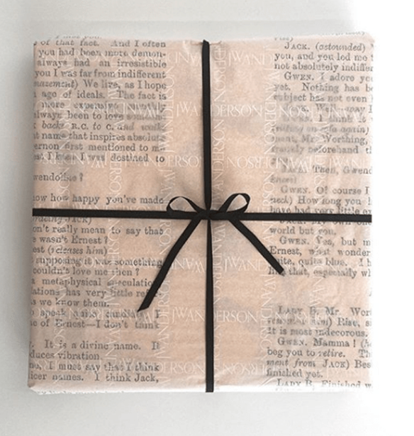 &#x388;&#x3BD;&#x3B1; &#x3B2;&#x3B9;&#x3B2;&#x3BB;&#x3AF;&#x3BF; &#x3B5;&#x3BE;&#x3AD;&#x3B4;&#x3C9;&#x3C3;&#x3B5; &#x3BF; JW Anderson &#x3B3;&#x3B9;&#x3B1; &#x3BD;&#x3B1; &#x3C0;&#x3B1;&#x3C1;&#x3BF;&#x3C5;&#x3C3;&#x3B9;&#x3AC;&#x3C3;&#x3B5;&#x3B9; &#x3C4;&#x3B7; &#x3BD;&#x3AD;&#x3B1; &#x3C3;&#x3C5;&#x3BB;&#x3BB;&#x3BF;&#x3B3;&#x3AE; &#x3C4;&#x3BF;&#x3C5;