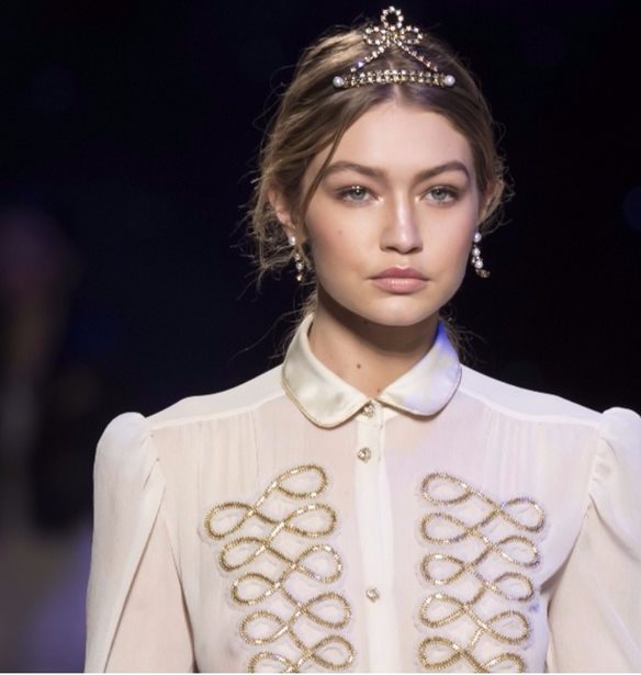 &#x397; Gigi Hadid &#x3C3;&#x3C5;&#x3BD;&#x3B5;&#x3C1;&#x3B3;&#x3AC;&#x3B6;&#x3B5;&#x3C4;&#x3B1;&#x3B9; &#x3BE;&#x3B1;&#x3BD;&#x3AC; &#x3BC;&#x3B5; &#x3C4;&#x3BF;&#x3BD; Stuart Weitzman &#x3B3;&#x3B9;&#x3B1; &#x3BC;&#x3AF;&#x3B1; &#x3BD;&#x3AD;&#x3B1; &#x3C3;&#x3C5;&#x3BB;&#x3BB;&#x3BF;&#x3B3;&#x3AE;