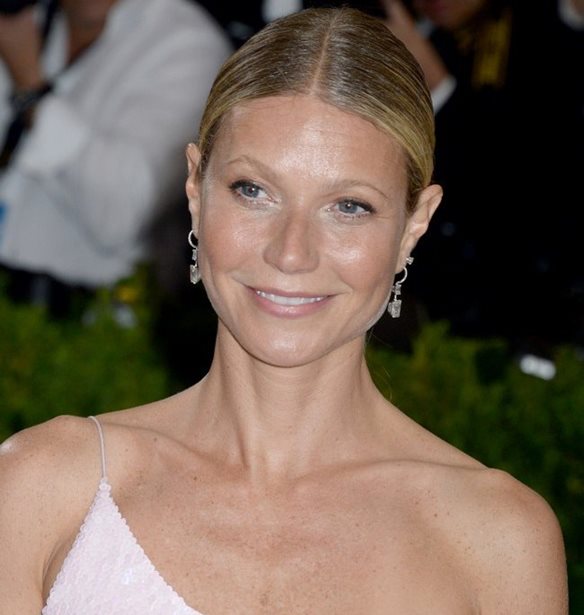Gwyneth Paltrow: &#x395;&#x3BE;&#x3B7;&#x3B3;&#x3B5;&#x3AF; &#x3C0;&#x3CE;&#x3C2; &#x3BF; &#x3C7;&#x3C9;&#x3C1;&#x3B9;&#x3C3;&#x3BC;&#x3CC;&#x3C2; &#x3C4;&#x3B7;&#x3C2; &#x3BC;&#x3B5; &#x3C4;&#x3BF;&#x3BD; Brad Pitt (&#x3C0;&#x3B1;&#x3C1;&#x3B1;&#x3BB;&#x3AF;&#x3B3;&#x3BF;) &#x3BD;&#x3B1; &#x3C4;&#x3B7;&#x3C2; &#x3BA;&#x3BF;&#x3C3;&#x3C4;&#x3AF;&#x3C3;&#x3B5;&#x3B9; &#x3C4;&#x3BF; &#x38C;&#x3C3;&#x3BA;&#x3B1;&#x3C1;