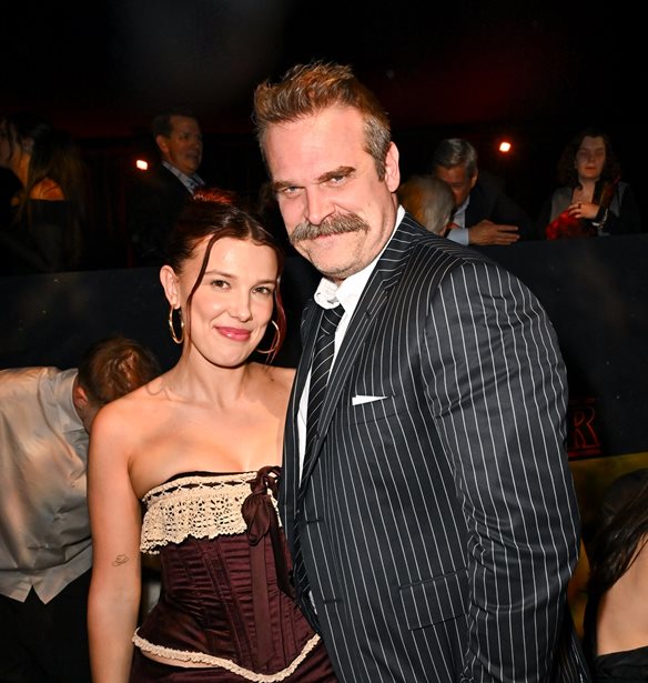 Millie Bobby Brown &amp; David Harbour | &#x3A3;&#x3C4;&#x3B9;&#x3B3;&#x3BC;&#x3AD;&#x3C2; &#x3C3;&#x3C5;&#x3BC;&#x3C6;&#x3B9;&#x3BB;&#x3AF;&#x3C9;&#x3C3;&#x3B7;&#x3C2; &#x3AE; &#x3AD;&#x3BD;&#x3B1; &#x3BA;&#x3B1;&#x3BB;&#x3AC; &#x3BC;&#x3B5;&#x3BB;&#x3B5;&#x3C4;&#x3B7;&#x3BC;&#x3AD;&#x3BD;&#x3BF; &#x3C3;&#x3C7;&#x3AD;&#x3B4;&#x3B9;&#x3BF; &#x3B5;&#x3BD;&#x3CC;&#x3C8;&#x3B5;&#x3B9; &#x3C0;&#x3C1;&#x3B5;&#x3BC;&#x3B9;&#x3AD;&#x3C1;&#x3B1;&#x3C2;;