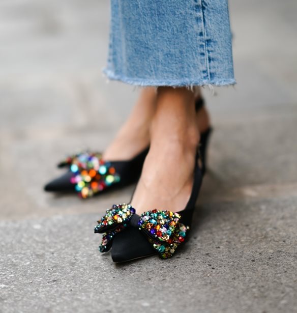 Τα κομψά flat party shoes που συνδυάζουν την άνεση με τη λάμψη για τις γιορτινές εμφανίσεις σου