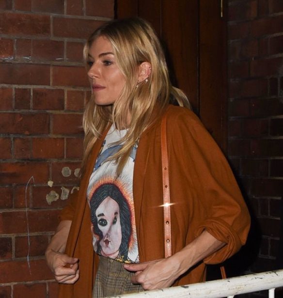 Αυτό είναι το cult T-shirt που φορούν όλες οι fashion insiders