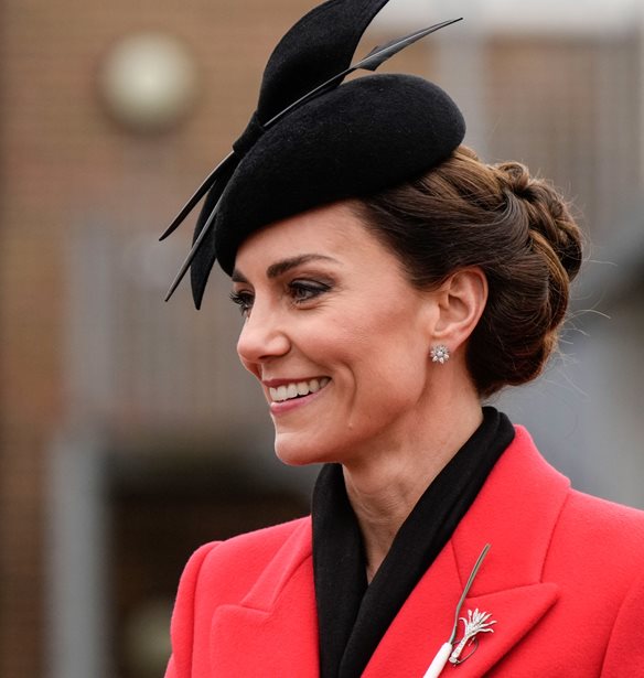 Kate Middleton | &#x39A;&#x3C1;&#x3B1;&#x3C4;&#x3AC;&#x3B5;&#x3B9; &#x3C4;&#x3B1; &#x3C6;&#x3BF;&#x3C1;&#x3AD;&#x3BC;&#x3B1;&#x3C4;&#x3AC; &#x3C4;&#x3B7;&#x3C2; &#x3B1;&#x3C6;&#x3BF;&#x3CD; &#x3C4;&#x3B1; &#x3C6;&#x3BF;&#x3C1;&#x3AD;&#x3C3;&#x3B5;&#x3B9; &#x3AE; &#x3C4;&#x3B1; &#x3B5;&#x3C0;&#x3B9;&#x3C3;&#x3C4;&#x3C1;&#x3AD;&#x3C6;&#x3B5;&#x3B9;;