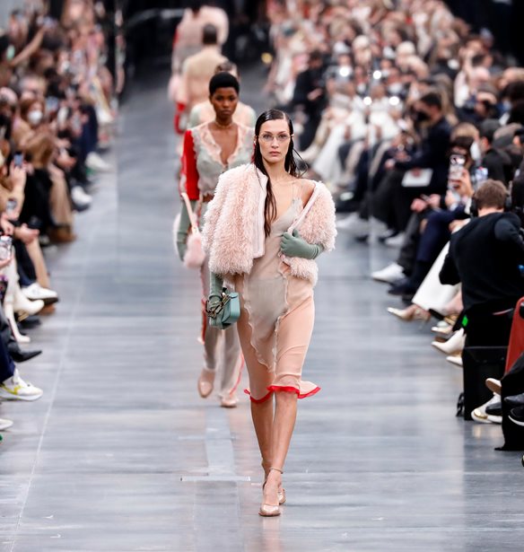 Fendi FW&#x27;22 | H &#x3C3;&#x3C5;&#x3BB;&#x3BB;&#x3BF;&#x3B3;&#x3AE; &#x3C0;&#x3BF;&#x3C5; &#x3C6;&#x3AD;&#x3C1;&#x3BD;&#x3B5;&#x3B9; &#x3C4;&#x3BF; &#x3C4;&#x3BF;&#x3BB;&#x3BC;&#x3B7;&#x3C1;&#x3CC; sexy &#x3C3;&#x3C4;&#x3BF; power dressing