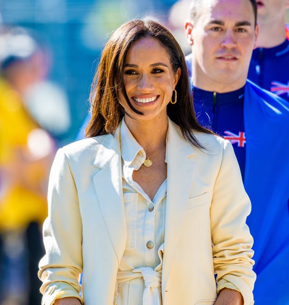 H Meghan Markle &#x3C6;&#x3CC;&#x3C1;&#x3B5;&#x3C3;&#x3B5; &#x3AD;&#x3BD;&#x3B1; &#x3C0;&#x3B1;&#x3BD;&#x3C4;&#x3B5;&#x3BB;&#x3CC;&#x3BD;&#x3B9; &#x3C0;&#x3BF;&#x3C5; &#x3BA;&#x3BF;&#x3BB;&#x3B1;&#x3BA;&#x3B5;&#x3CD;&#x3B5;&#x3B9; &#x3C4;&#x3B7; &#x3B3;&#x3C5;&#x3BD;&#x3B1;&#x3B9;&#x3BA;&#x3B5;&#x3AF;&#x3B1; &#x3C3;&#x3B9;&#x3BB;&#x3BF;&#x3C5;&#x3AD;&#x3C4;&#x3B1;