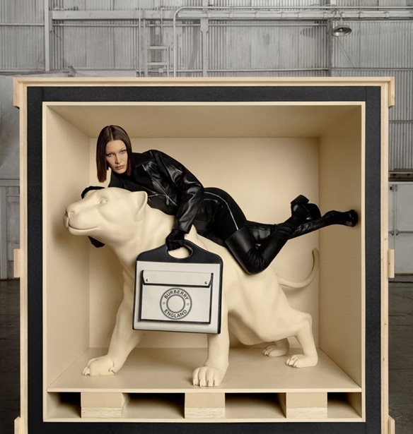 Η Bella Hadid πρωταγωνιστεί στην καμπάνια της Pocket Bag του οίκου Burberry