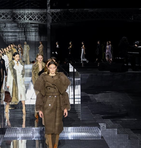 &#x3A4;&#x3BF; &#x3B5;&#x3C0;&#x3CC;&#x3BC;&#x3B5;&#x3BD;&#x3BF; show &#x3C4;&#x3BF;&#x3C5; &#x3BF;&#x3AF;&#x3BA;&#x3BF;&#x3C5; Burberry &#x3B8;&#x3B1; &#x3C0;&#x3C1;&#x3B1;&#x3B3;&#x3BC;&#x3B1;&#x3C4;&#x3BF;&#x3C0;&#x3BF;&#x3B9;&#x3B7;&#x3B8;&#x3B5;&#x3AF; &#x3C3;&#x3C4;&#x3B7;&#x3BD; &#x3B5;&#x3BE;&#x3BF;&#x3C7;&#x3AE;