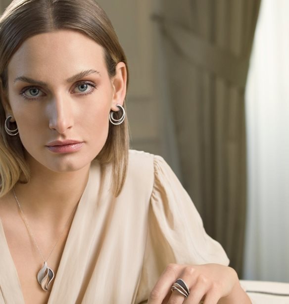 AnnaMaria Cammili Jewels | &#x3A4;&#x3B1; &#x3BA;&#x3BF;&#x3C3;&#x3BC;&#x3AE;&#x3BC;&#x3B1;&#x3C4;&#x3B1; &#x3C0;&#x3BF;&#x3C5; &#x3BC;&#x3BF;&#x3B9;&#x3AC;&#x3B6;&#x3BF;&#x3C5;&#x3BD; &#x3BC;&#x3B5; &#x3AD;&#x3C1;&#x3B3;&#x3B1; &#x3C4;&#x3AD;&#x3C7;&#x3BD;&#x3B7;&#x3C2; &#x3BA;&#x3B1;&#x3B9; &#x3C0;&#x3C1;&#x3CC;&#x3BA;&#x3B5;&#x3B9;&#x3C4;&#x3B1;&#x3B9; &#x3BD;&#x3B1; &#x3BA;&#x3AC;&#x3BD;&#x3BF;&#x3C5;&#x3BD; &#x3C4;&#x3BF; &#x3C3;&#x3C4;&#x3B9;&#x3BB; &#x3C3;&#x3BF;&#x3C5; &#x3BC;&#x3BF;&#x3BD;&#x3B1;&#x3B4;&#x3B9;&#x3BA;&#x3CC;