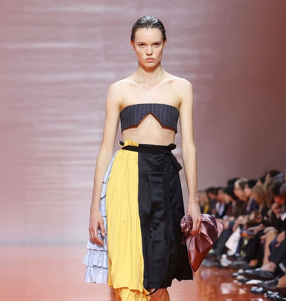 Prada SS26 | &#x3A4;&#x3BF; hairstyle &#x3C0;&#x3BF;&#x3C5; &#x3B5;&#x3C0;&#x3B9;&#x3BA;&#x3C1;&#x3AC;&#x3C4;&#x3B7;&#x3C3;&#x3B5; &#x3C3;&#x3C4;&#x3BF; runway &#x3B5;&#x3AF;&#x3BD;&#x3B1;&#x3B9; &#x3B7; chic &#x3C0;&#x3C1;&#x3CC;&#x3C4;&#x3B1;&#x3C3;&#x3B7; &#x3C0;&#x3BF;&#x3C5; &#x3BA;&#x3AC;&#x3B8;&#x3B5; &#x3B3;&#x3C5;&#x3BD;&#x3B1;&#x3AF;&#x3BA;&#x3B1; &#x3BC;&#x3C0;&#x3BF;&#x3C1;&#x3B5;&#x3AF; &#x3BD;&#x3B1; &#x3B4;&#x3B7;&#x3BC;&#x3B9;&#x3BF;&#x3C5;&#x3C1;&#x3B3;&#x3AE;&#x3C3;&#x3B5;&#x3B9; &#x3C3;&#x3C4;&#x3B7;&#x3BD; &#x3BA;&#x3B1;&#x3B8;&#x3B7;&#x3BC;&#x3B5;&#x3C1;&#x3B9;&#x3BD;&#x3CC;&#x3C4;&#x3B7;&#x3C4;&#x3AC; &#x3C4;&#x3B7;&#x3C2;