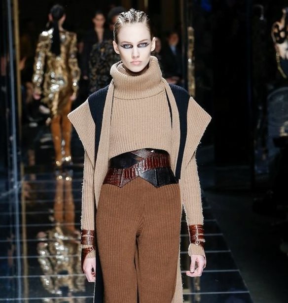 O o&#x3AF;&#x3BA;&#x3BF;&#x3C2; Balmain &#x3B1;&#x3BD;&#x3B1;&#x3BA;&#x3B1;&#x3BB;&#x3CD;&#x3C0;&#x3C4;&#x3B5;&#x3B9; &#x3C4;&#x3B7;&#x3BD; &#x3C0;&#x3B9;&#x3BF; casual &#x3C0;&#x3BB;&#x3B5;&#x3C5;&#x3C1;&#x3AC; &#x3C4;&#x3BF;&#x3C5;