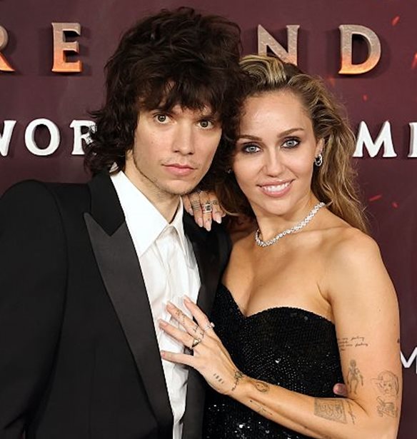 H Miley Cyrus &#x3B1;&#x3C1;&#x3C1;&#x3B1;&#x3B2;&#x3C9;&#x3BD;&#x3B9;&#x3AC;&#x3C3;&#x3C4;&#x3B7;&#x3BA;&#x3B5;! &#x3A4;&#x3BF; 14 &#x3BA;&#x3B1;&#x3C1;&#x3B1;&#x3C4;&#x3AF;&#x3C9;&#x3BD; &#x3BC;&#x3BF;&#x3BD;&#x3CC;&#x3C0;&#x3B5;&#x3C4;&#x3C1;&#x3BF; &#x3C0;&#x3BF;&#x3C5; &#x3C4;&#x3B7;&#x3C2; &#x3AD;&#x3B4;&#x3C9;&#x3C3;&#x3B5; &#x3BF; Maxx Morando