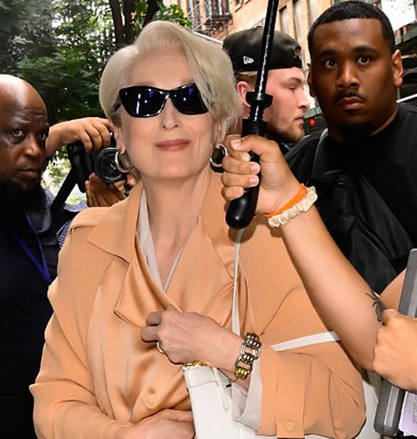 H &#x39C;eryl Streep &#x3C9;&#x3C2; Miranda Priestly &#x3C3;&#x3C4;&#x3B1; &#x3B3;&#x3C5;&#x3C1;&#x3AF;&#x3C3;&#x3BC;&#x3B1;&#x3C4;&#x3B1; &#x3C4;&#x3BF;&#x3C5; The devil wears Prada 2 &#x3C3;&#x3B5; fashion show &#x3C3;&#x3C4;&#x3BF; &#x39C;&#x3B9;&#x3BB;&#x3AC;&#x3BD;&#x3BF;