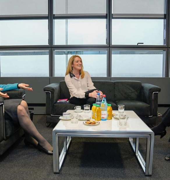 &#x3A4;&#x3C1;&#x3B5;&#x3B9;&#x3C2; &#x3B3;&#x3C5;&#x3BD;&#x3B1;&#x3AF;&#x3BA;&#x3B5;&#x3C2; &#x3C3;&#x3C4;&#x3BF; &#x3C4;&#x3B9;&#x3BC;&#x3CC;&#x3BD;&#x3B9; &#x3C4;&#x3B7;&#x3C2; &#x395;&#x3C5;&#x3C1;&#x3CE;&#x3C0;&#x3B7;&#x3C2; | &#x39C;&#x3B9;&#x3B1; &#x3B9;&#x3C3;&#x3C4;&#x3BF;&#x3C1;&#x3B9;&#x3BA;&#x3AE; &#x3C3;&#x3C4;&#x3B9;&#x3B3;&#x3BC;&#x3AE; &#x3BA;&#x3B1;&#x3B9; &#x3BC;&#x3B9;&#x3B1; &#x3C6;&#x3C9;&#x3C4;&#x3BF;&#x3B3;&#x3C1;&#x3B1;&#x3C6;&#x3AF;&#x3B1;-&#x3AD;&#x3BC;&#x3C0;&#x3BD;&#x3B5;&#x3C5;&#x3C3;&#x3B7; &#x3B3;&#x3B9;&#x3B1; &#x3BA;&#x3AC;&#x3B8;&#x3B5; &#x3BA;&#x3BF;&#x3C1;&#x3AF;&#x3C4;&#x3C3;&#x3B9;