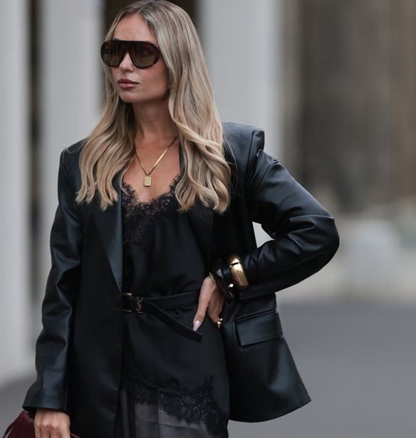 &#x3A4;&#x3BF; &#x3BC;&#x3B5;&#x3C3;&#x3AC;&#x3C4;&#x3BF; blazer &#x3B1;&#x3C0;&#x3CC; &#x3C4;&#x3B7; Zara &#x3C0;&#x3BF;&#x3C5; &#x3C4;&#x3B1;&#x3B9;&#x3C1;&#x3B9;&#x3AC;&#x3B6;&#x3B5;&#x3B9; &#x3BC;&#x3B5; &#x3CC;&#x3BB;&#x3B1; &#x3C4;&#x3B1; looks &#x3C3;&#x3BF;&#x3C5;