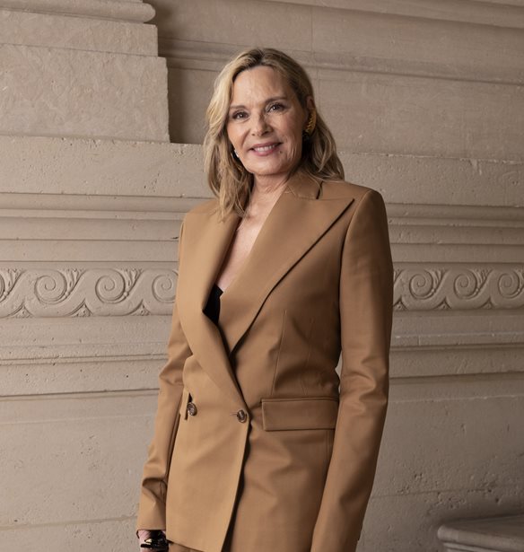 Kim Cattrall | To &quot;&#x3B1;&#x3B9;&#x3C7;&#x3BC;&#x3B7;&#x3C1;&#x3CC;&quot; &#x3C5;&#x3C0;&#x3BF;&#x3BD;&#x3BF;&#x3BF;&#x3CD;&#x3BC;&#x3B5;&#x3BD;&#x3BF; &#x3C0;&#x3BF;&#x3C5; &#x3AC;&#x3C6;&#x3B7;&#x3C3;&#x3B5; &#x3BC;&#x3B5;&#x3C4;&#x3AC; &#x3C4;&#x3BF; &#x3C4;&#x3AD;&#x3BB;&#x3BF;&#x3C2; &#x3C4;&#x3BF;&#x3C5; &quot;And Just Like That&quot;