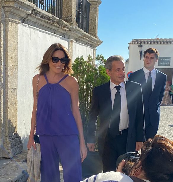 Paris Eiffel Jumping | &#x391;&#x3C0;&#x3BF;&#x3CD;&#x3C3;&#x3B1; &#x3B7; &#x391;&#x3B8;&#x3B7;&#x3BD;&#x3AC; &#x3A9;&#x3BD;&#x3AC;&#x3C3;&#x3B7; &#x3B1;&#x3BB;&#x3BB;&#x3AC; &#x3C0;&#x3B1;&#x3C1;&#x3BF;&#x3CD;&#x3C3;&#x3B1; &#x3B7; Carla Bruni &#x3C3;&#x3C4;&#x3B9;&#x3C2; &#x3B5;&#x3C0;&#x3B9;&#x3B4;&#x3B5;&#x3AF;&#x3BE;&#x3B5;&#x3B9;&#x3C2;