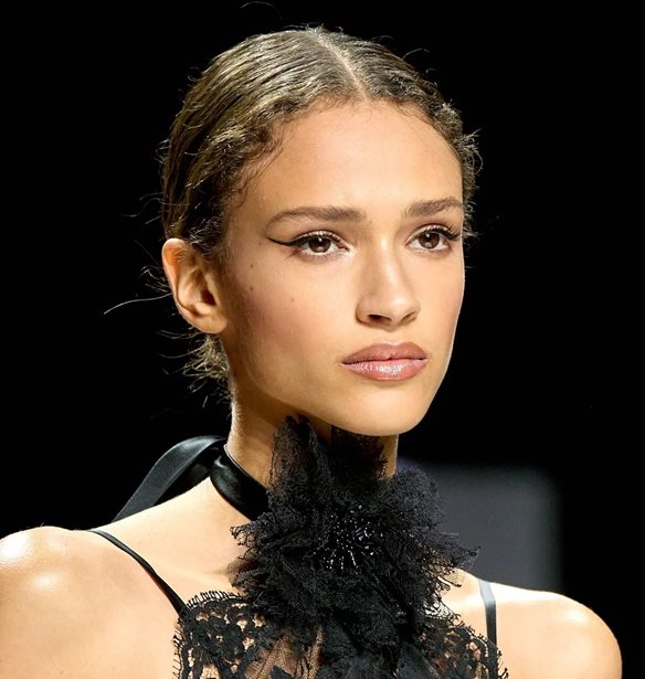 Milan Fashion Week | &#x391;&#x3C5;&#x3C4;&#x3CC; &#x3B5;&#x3AF;&#x3BD;&#x3B1;&#x3B9; &#x3C4;&#x3BF; &#x3BC;&#x3CC;&#x3BD;&#x3BF; &#x3BA;&#x3BF;&#x3CD;&#x3C1;&#x3B5;&#x3BC;&#x3B1; &#x3BA;&#x3B1;&#x3B9; makeup look &#x3C0;&#x3BF;&#x3C5; &#x3BE;&#x3B5;&#x3C7;&#x3C9;&#x3C1;&#x3AF;&#x3C3;&#x3B1;&#x3BC;&#x3B5; - &#x3BA;&#x3B1;&#x3B9; &#x3B5;&#x3AF;&#x3BD;&#x3B1;&#x3B9; &#x3C5;&#x3C0;&#x3AD;&#x3C1;&#x3BF;&#x3C7;&#x3B1;