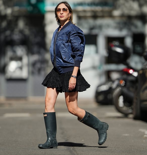 Αυτές οι ίσιες μπότες από τη Stradivarius είναι το πιο πρακτικό fashion buy της σεζόν