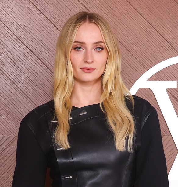 &#x397; Sophie Turner &#x3B5;&#x3C0;&#x3B9;&#x3C3;&#x3C4;&#x3C1;&#x3AD;&#x3C6;&#x3B5;&#x3B9; &#x3C3;&#x3C4;&#x3BF; &#x397;&#x3BD;&#x3C9;&#x3BC;&#x3AD;&#x3BD;&#x3BF; &#x392;&#x3B1;&#x3C3;&#x3AF;&#x3BB;&#x3B5;&#x3B9;&#x3BF; &#x3BC;&#x3B5;&#x3C4;&#x3AC; &#x3C4;&#x3BF;&#x3BD; &#x3C0;&#x3CC;&#x3BB;&#x3B5;&#x3BC;&#x3BF; &#x3BC;&#x3B5; &#x3C4;&#x3BF;&#x3BD; Joe Jonas