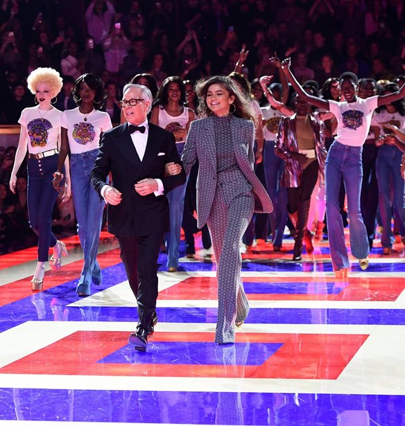 O Tommy Hilfiger &#x3B5;&#x3C0;&#x3B9;&#x3C3;&#x3C4;&#x3C1;&#x3AD;&#x3C6;&#x3B5;&#x3B9; &#x3C3;&#x3C4;&#x3B7;&#x3BD; &#x395;&#x3B2;&#x3B4;&#x3BF;&#x3BC;&#x3AC;&#x3B4;&#x3B1; &#x39C;&#x3CC;&#x3B4;&#x3B1;&#x3C2; &#x3C4;&#x3B7;&#x3C2; &#x39D;&#x3AD;&#x3B1;&#x3C2; &#x3A5;&#x3CC;&#x3C1;&#x3BA;&#x3B7;&#x3C2;