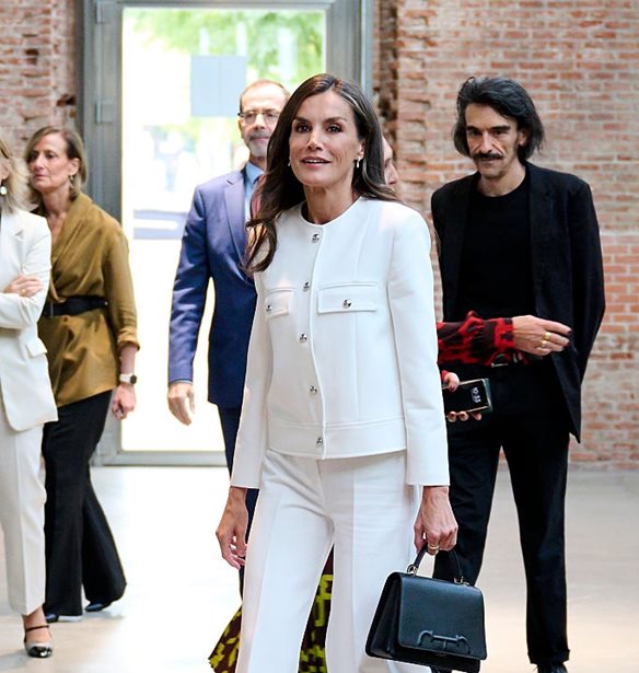 &#x397; &#x3B2;&#x3B1;&#x3C3;&#x3AF;&#x3BB;&#x3B9;&#x3C3;&#x3C3;&#x3B1; Letizia &#x3C3;&#x3C5;&#x3BD;&#x3B4;&#x3CD;&#x3B1;&#x3C3;&#x3B5; &#x3C4;&#x3BF; &#x3BB;&#x3B5;&#x3C5;&#x3BA;&#x3CC; Mango &#x3BA;&#x3BF;&#x3C3;&#x3C4;&#x3BF;&#x3CD;&#x3BC;&#x3B9; &#x3C4;&#x3B7;&#x3C2; &#x3BC;&#x3B5; &#x3B4;&#x3AF;&#x3C7;&#x3C1;&#x3C9;&#x3BC;&#x3B1; &quot;&#x3C0;&#x3B1;&#x3B9;&#x3B4;&#x3B9;&#x3BA;&#x3AC;&quot; &#x3C0;&#x3B1;&#x3C0;&#x3BF;&#x3CD;&#x3C4;&#x3C3;&#x3B9;&#x3B1;