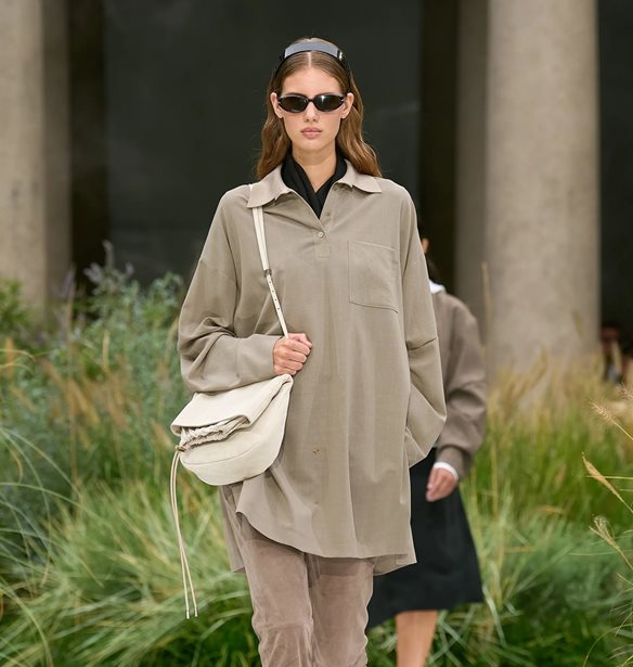 Boss S/S '25 | Τα sleek looks και οι στέκες στα μαλλιά ήταν οι πρωταγωνιστές του fashion show