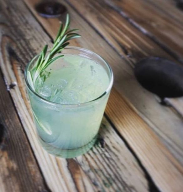 Kι όμως, το να πίνεις τζιν μπορεί να αυξήσει το μεταβολισμό σου!