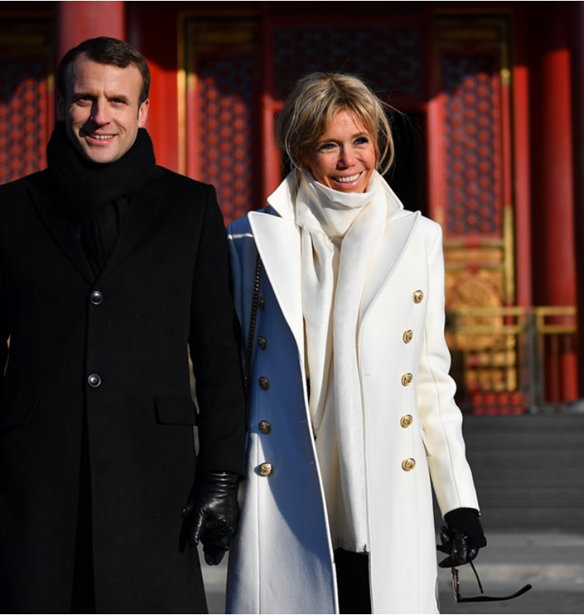 Emmanuel &#x3BA;&#x3B1;&#x3B9; Brigitte &#x39C;acron: &#x3A5;&#x3C0;&#x3BF;&#x3B4;&#x3AD;&#x3C7;&#x3C4;&#x3B7;&#x3BA;&#x3B1;&#x3BD; 100 &#x3C3;&#x3C7;&#x3B5;&#x3B4;&#x3B9;&#x3B1;&#x3C3;&#x3C4;&#x3AD;&#x3C2; &#x3C3;&#x3B5; &#x3B4;&#x3B5;&#x3AF;&#x3C0;&#x3BD;&#x3BF; &#x3C3;&#x3C4;&#x3BF; &#x3C0;&#x3C1;&#x3BF;&#x3B5;&#x3B4;&#x3C1;&#x3B9;&#x3BA;&#x3CC; &#x39C;&#x3AD;&#x3B3;&#x3B1;&#x3C1;&#x3BF;