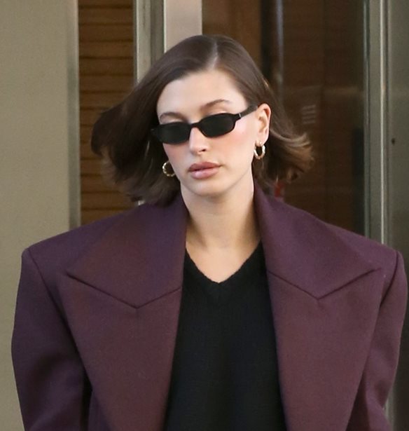 H Hailey Bieber &#x3BC;&#x3B5; &quot;black cherry nails&quot;, &#x3C4;&#x3B7;&#x3BD; &#x3C0;&#x3B9;&#x3BF; &#x3BA;&#x3BF;&#x3BC;&#x3C8;&#x3AE; &#x3B1;&#x3C0;&#x3CC;&#x3C7;&#x3C1;&#x3C9;&#x3C3;&#x3B7; &#x3BD;&#x3C5;&#x3C7;&#x3B9;&#x3CE;&#x3BD; &#x3C4;&#x3BF;&#x3C5; &#x3C6;&#x3B5;&#x3C4;&#x3B9;&#x3BD;&#x3BF;&#x3CD; &#x3C7;&#x3B5;&#x3B9;&#x3BC;&#x3CE;&#x3BD;&#x3B1;