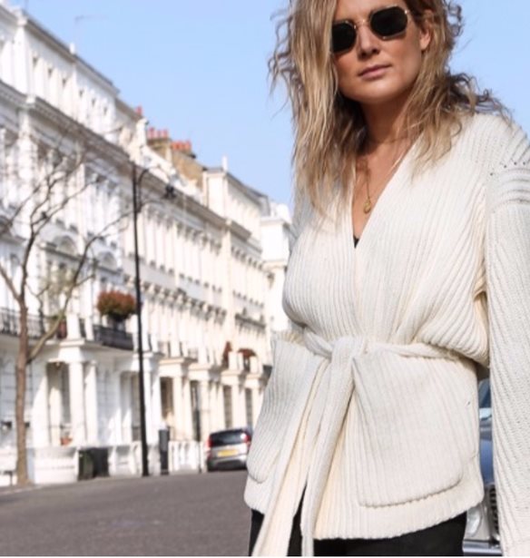 Ο σύγχρονος (και πολύ πιο chic) τρόπος να φορέσεις την πλεκτή ζακέτα σήμερα