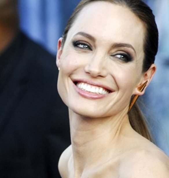 &#x397; &#x391;ngelina Jolie &#x3C3;&#x3C5;&#x3BD;&#x3B5;&#x3C1;&#x3B3;&#x3AC;&#x3B6;&#x3B5;&#x3C4;&#x3B1;&#x3B9; &#x3BC;&#x3B5; &#x3C4;&#x3BF;&#x3BD; &#x3BF;&#x3AF;&#x3BA;&#x3BF; Chlo&#xE9; &#x3B3;&#x3B9;&#x3B1; &#x3C4;&#x3B7;&#x3BD; &#x3C0;&#x3C1;&#x3CE;&#x3C4;&#x3B7; &#x3C4;&#x3B7;&#x3C2; &#x3C3;&#x3C5;&#x3BB;&#x3BB;&#x3BF;&#x3B3;&#x3AE; &#x3B5;&#x3BD;&#x3B4;&#x3C5;&#x3BC;&#x3AC;&#x3C4;&#x3C9;&#x3BD;