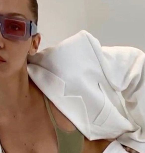 H Bella Hadid &#x3C0;&#x3BF;&#x3B6;&#x3AC;&#x3C1;&#x3B5;&#x3B9; &#x3B3;&#x3C5;&#x3BC;&#x3BD;&#x3AE; &#x3BC;&#x3AD;&#x3C3;&#x3C9; FaceTime &#x3B3;&#x3B9;&#x3B1; &#x3C4;&#x3B7; &#x3BD;&#x3AD;&#x3B1; &#x3BA;&#x3B1;&#x3BC;&#x3C0;&#x3AC;&#x3BD;&#x3B9;&#x3B1; &#x3C4;&#x3BF;&#x3C5; &#x3BF;&#x3AF;&#x3BA;&#x3BF;&#x3C5; Jacquemus