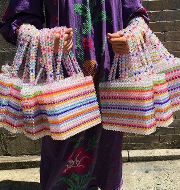 Η τσάντα που βλέπουμε παντού φέτος το καλοκαίρι και η ιστορία της