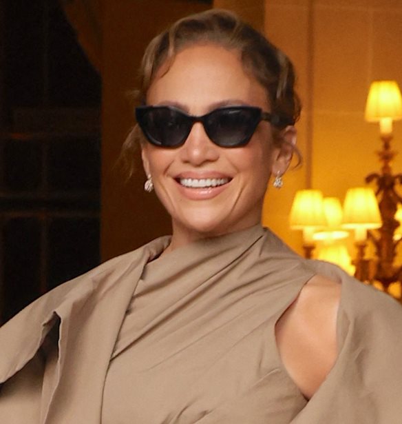 &#x397; Jennifer Lopez &#x3BC;&#x3B5; head-to-toe Burberry outfit &#x3C3;&#x3C4;&#x3BF; &#x394;&#x3B9;&#x3B5;&#x3B8;&#x3BD;&#x3AD;&#x3C2; &#x3A6;&#x3B5;&#x3C3;&#x3C4;&#x3B9;&#x3B2;&#x3AC;&#x3BB; &#x39A;&#x3B9;&#x3BD;&#x3B7;&#x3BC;&#x3B1;&#x3C4;&#x3BF;&#x3B3;&#x3C1;&#x3AC;&#x3C6;&#x3BF;&#x3C5; &#x3C4;&#x3BF;&#x3C5; &#x3A4;&#x3BF;&#x3C1;&#x3CC;&#x3BD;&#x3C4;&#x3BF;