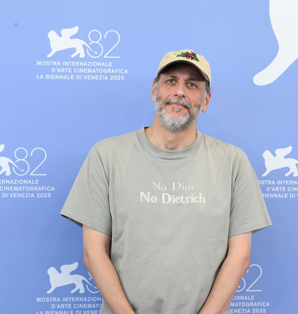 No Dior, No Dietrich | &#x397; fashion &#x3B9;&#x3C3;&#x3C4;&#x3BF;&#x3C1;&#x3AF;&#x3B1; &#x3C0;&#x3AF;&#x3C3;&#x3C9; &#x3B1;&#x3C0;&#x3CC; &#x3C4;&#x3BF; &#x3C0;&#x3BF;&#x3BB;&#x3C5;&#x3C3;&#x3C5;&#x3B6;&#x3B7;&#x3C4;&#x3B7;&#x3BC;&#x3AD;&#x3BD;&#x3BF; graphic T-shirt &#x3C4;&#x3BF;&#x3C5; Luca Guadagnino