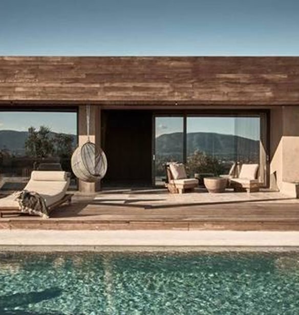 &#x388;&#x3BD;&#x3B1; &#x3B5;&#x3BB;&#x3BB;&#x3B7;&#x3BD;&#x3B9;&#x3BA;&#x3CC; resort &#x3B1;&#x3BD;&#x3AC;&#x3BC;&#x3B5;&#x3C3;&#x3B1; &#x3C3;&#x3C4;&#x3B1; &#x3BA;&#x3B1;&#x3BB;&#x3CD;&#x3C4;&#x3B5;&#x3C1;&#x3B1; &#x3C4;&#x3BF;&#x3C5; &#x3BA;&#x3CC;&#x3C3;&#x3BC;&#x3BF;&#x3C5;