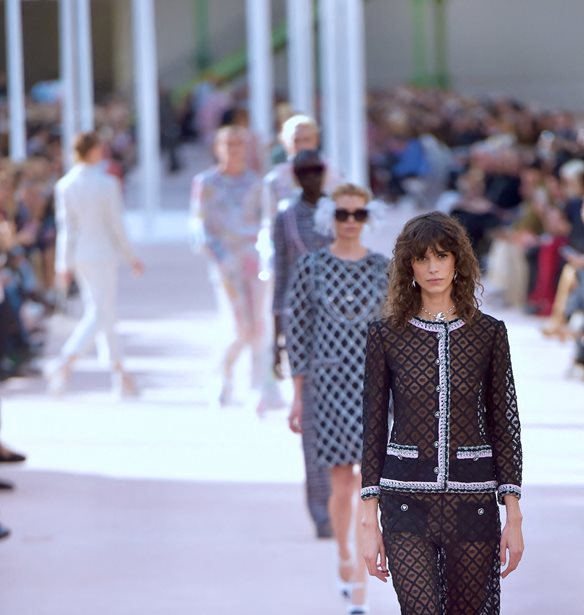 Paris Fashion Week SS &#x27;24 | &#x391;&#x3C5;&#x3C4;&#x3CC; &#x3C4;&#x3BF; &#x3BA;&#x3BF;&#x3CD;&#x3C1;&#x3B5;&#x3BC;&#x3B1; &#x3C0;&#x3C1;&#x3C9;&#x3C4;&#x3B1;&#x3B3;&#x3C9;&#x3BD;&#x3AF;&#x3C3;&#x3C4;&#x3B7;&#x3C3;&#x3B5; &#x3C3;&#x3C4;&#x3B1; &#x3C0;&#x3B5;&#x3C1;&#x3B9;&#x3C3;&#x3C3;&#x3CC;&#x3C4;&#x3B5;&#x3C1;&#x3B1; shows