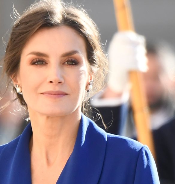 &#x397; &#x3B2;&#x3B1;&#x3C3;&#x3AF;&#x3BB;&#x3B9;&#x3C3;&#x3C3;&#x3B1; Letizia &#x3C6;&#x3CC;&#x3C1;&#x3B5;&#x3C3;&#x3B5; &#x3C4;&#x3B1; &#x3C0;&#x3B1;&#x3C0;&#x3BF;&#x3CD;&#x3C4;&#x3C3;&#x3B9;&#x3B1; &#x3C0;&#x3BF;&#x3C5; &#x3C4;&#x3B1;&#x3B9;&#x3C1;&#x3B9;&#x3AC;&#x3B6;&#x3BF;&#x3C5;&#x3BD; &#x3BC;&#x3B5; &#x3CC;&#x3BB;&#x3B1; &#x3C4;&#x3B1; &#x3BA;&#x3B1;&#x3BB;&#x3BF;&#x3BA;&#x3B1;&#x3B9;&#x3C1;&#x3B9;&#x3BD;&#x3AC; &#x3C3;&#x3BF;&#x3C5; &#x3C6;&#x3BF;&#x3C1;&#x3AD;&#x3BC;&#x3B1;&#x3C4;&#x3B1;